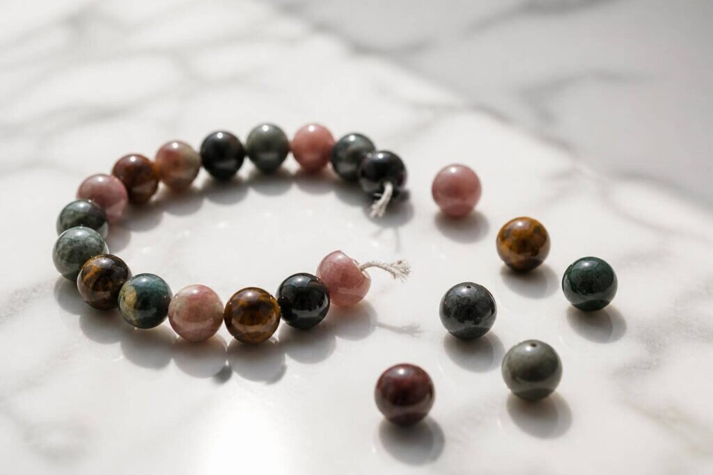 Bracelet en pierre qui casse : signification, causes possibles et gestes à adopter